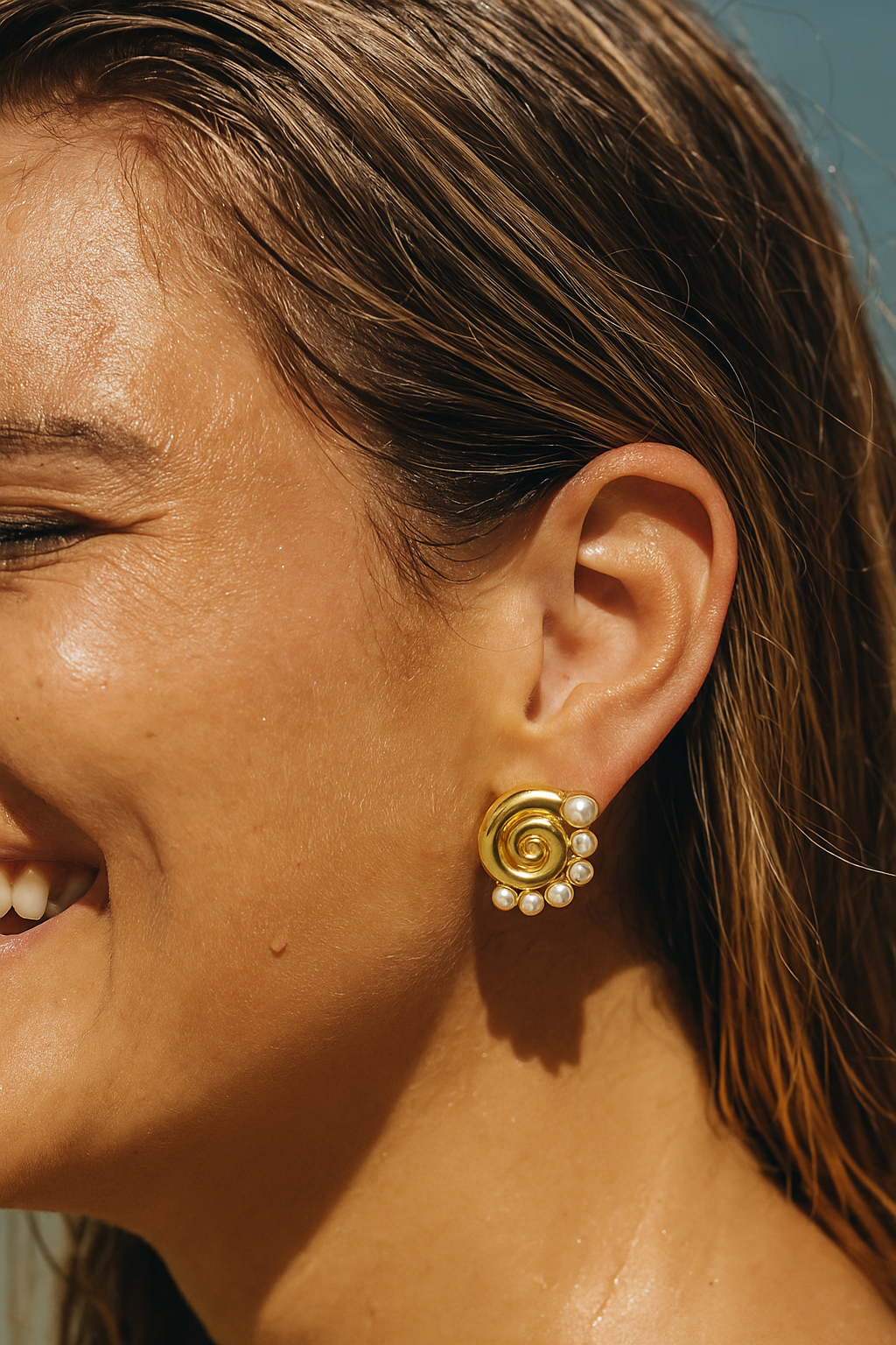 Mini Pearl Shell Earring Secondary image