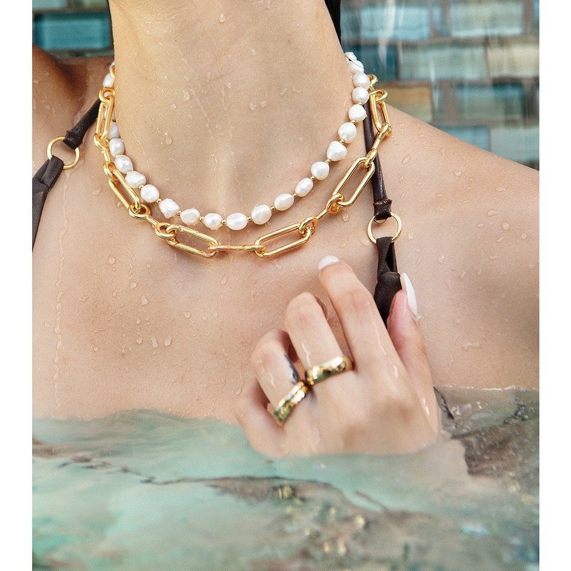 Pearl Necklace Secondary image