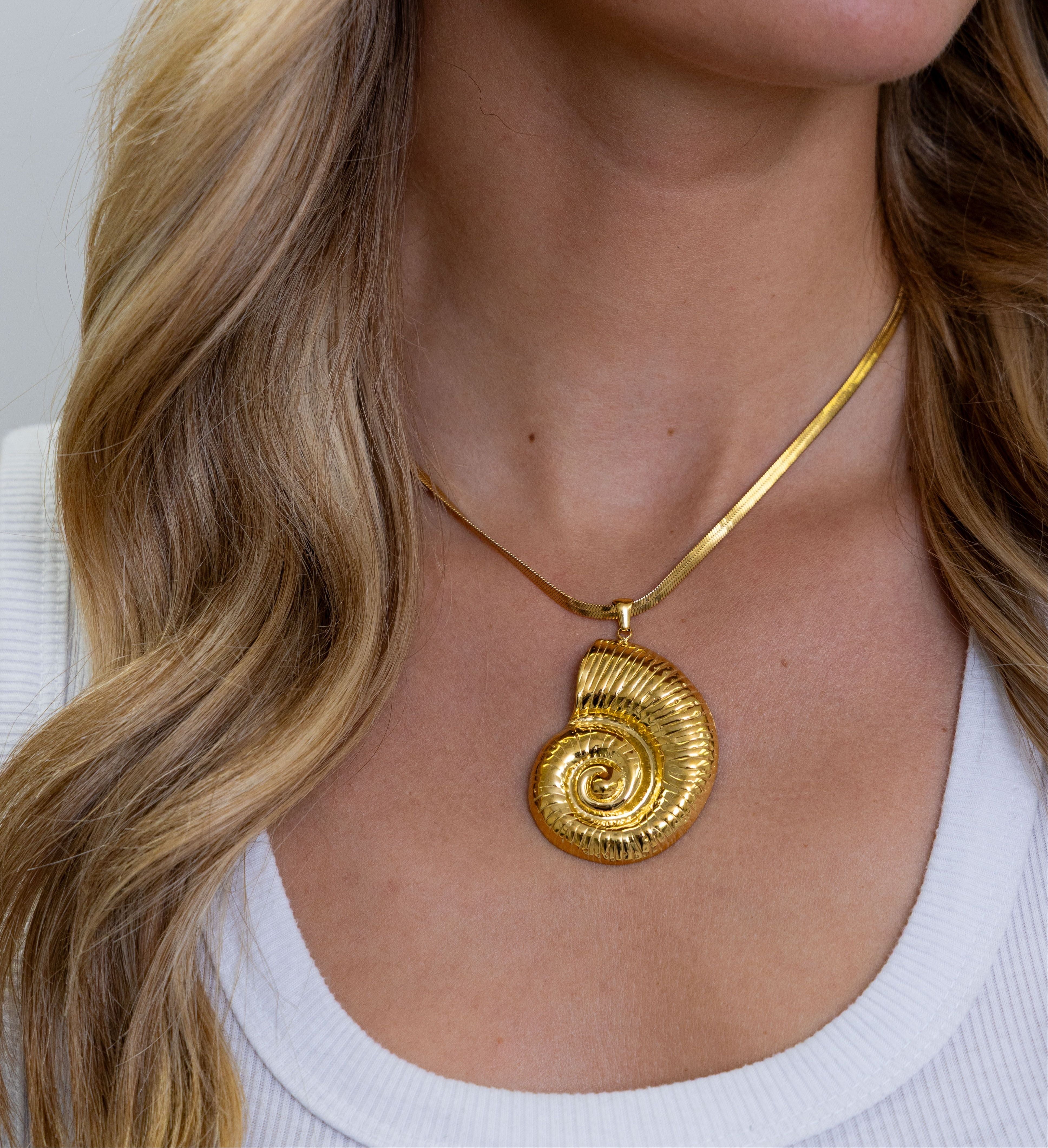 Nylah Shell Pendant Necklace Secondary image